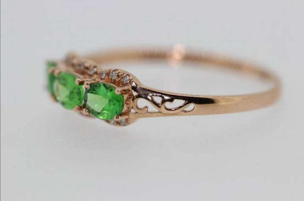 Inel aur 18 k cu tsavorite si mici diamante