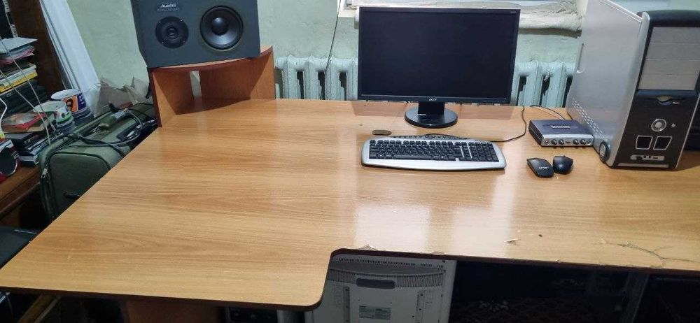 Стол студийный для звукозаписи и видеомонтажа.