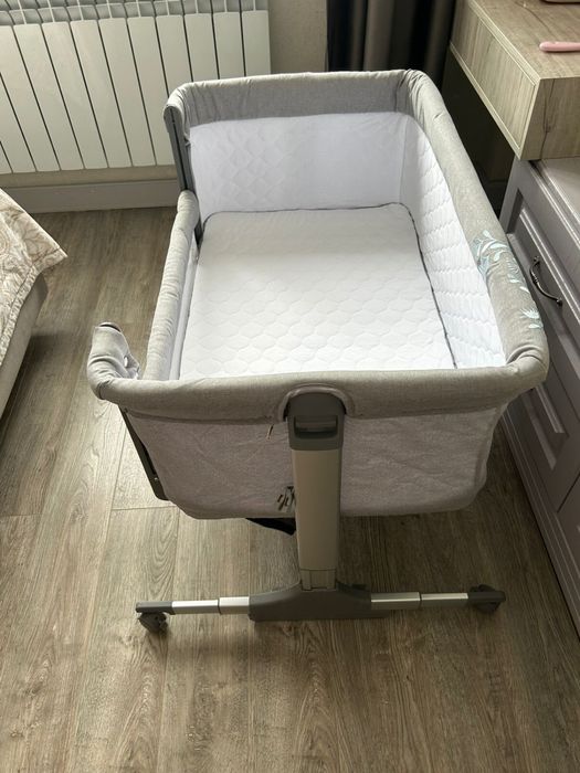 Детская колыбель приставная с откидным бортиком