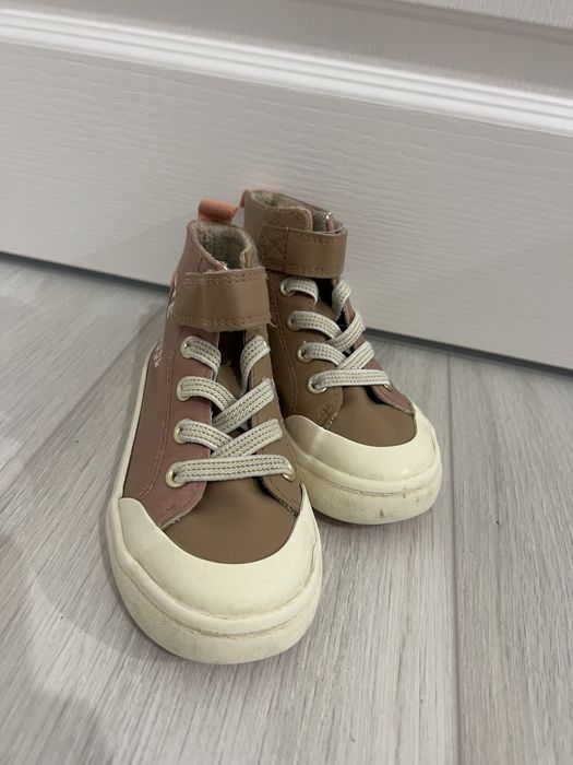 Високи кецове - боти за момиче H&M с принт мини Маус