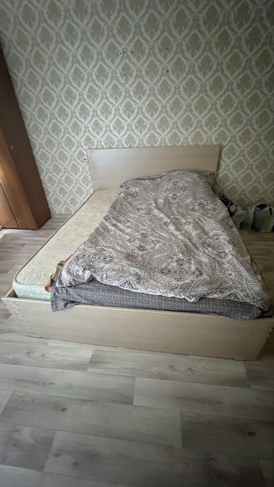 Продам двуспальную кровать с матрасом