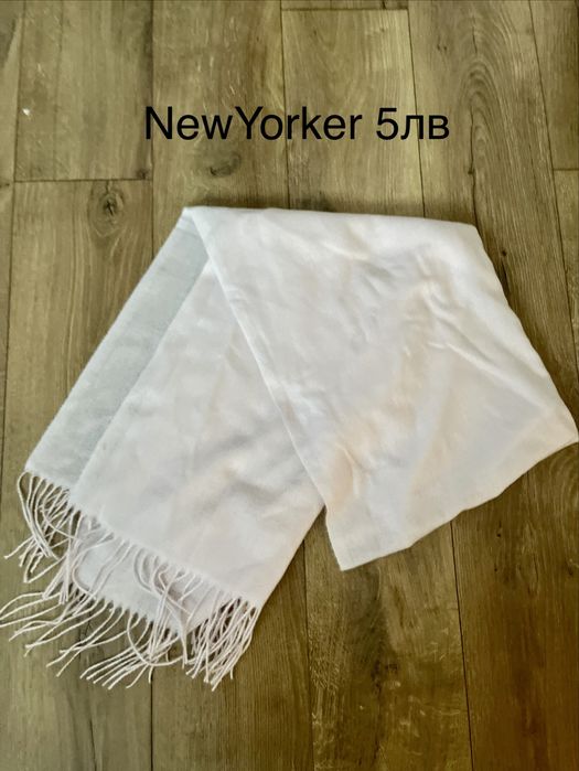 Шапки, шалове на символични цени