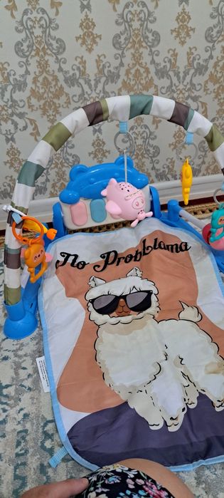 Развивающий коврик для малышей с дугами и игрушками