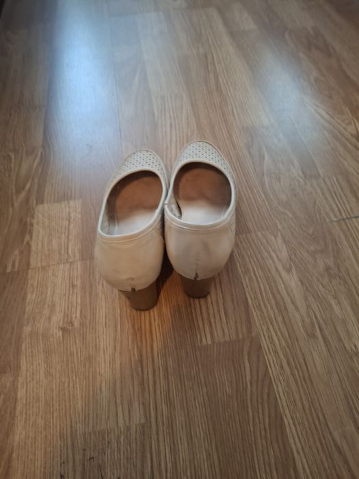 Затворени бежово перфорирани обувки