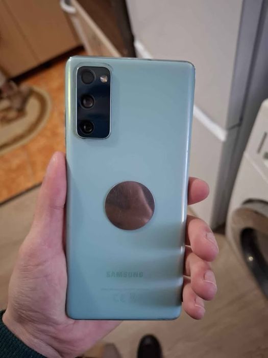 Vând samsung s20fe 128gb și o pereche de ochelari ray ban originali