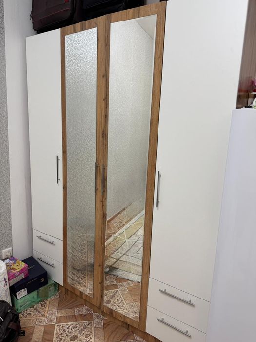 Продается четырехдверный шкаф