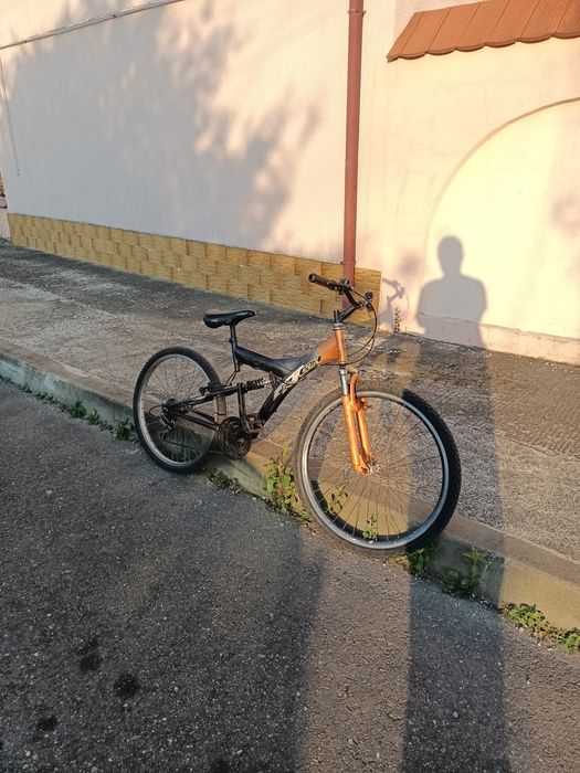 Vînd bicicleta de downhill sau plimbări prin oraș
