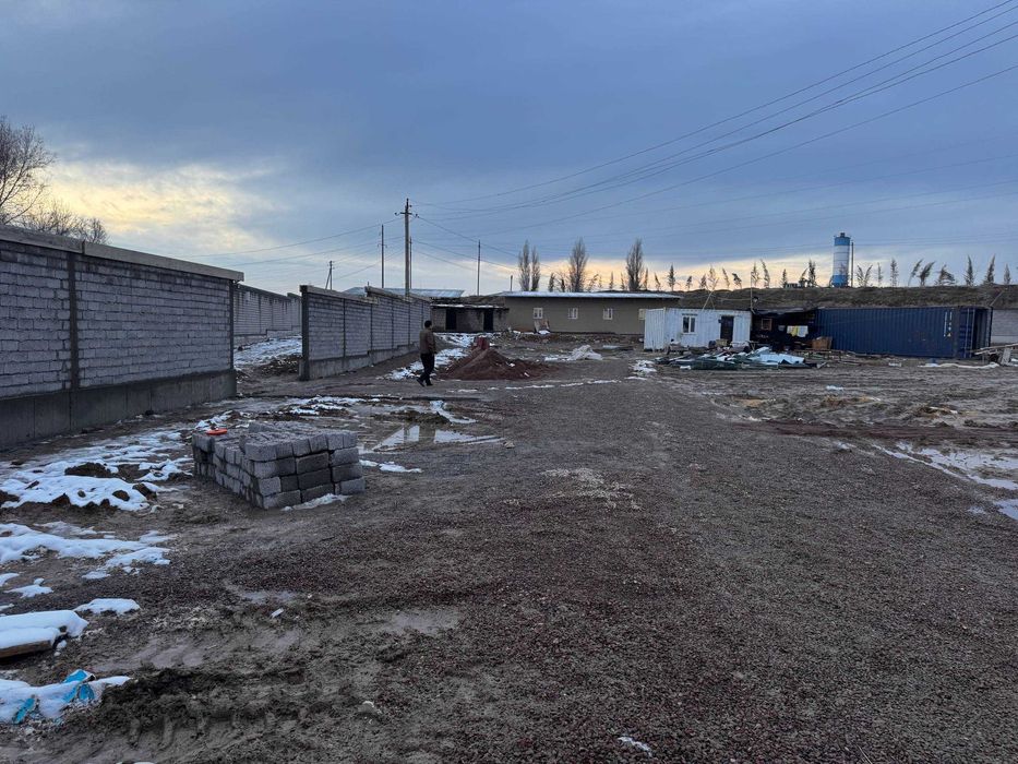 Нурафшон шахар марказида 1,30 гектар ер сотилади