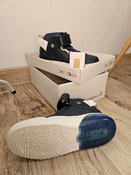 Светещи маратонки Geox НОВИ