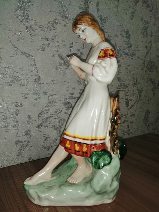 Продам форфоровую статуэтку