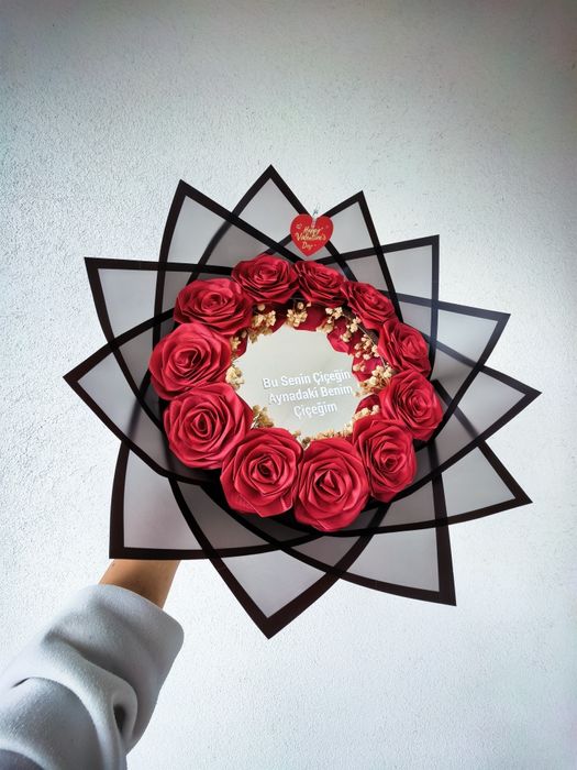 Премиум букет със сатенени рози и персонално