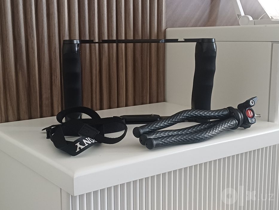 Sony ZV-E10 4K ideal с двумя штативами и ремешком