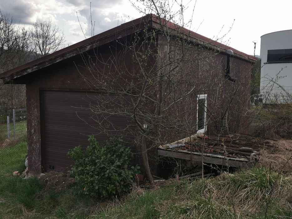 Vând garaj din lemn acoperit cu țiglă care poate fi demontat