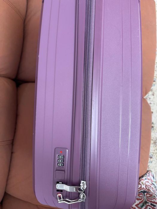 Продам новый чемодан