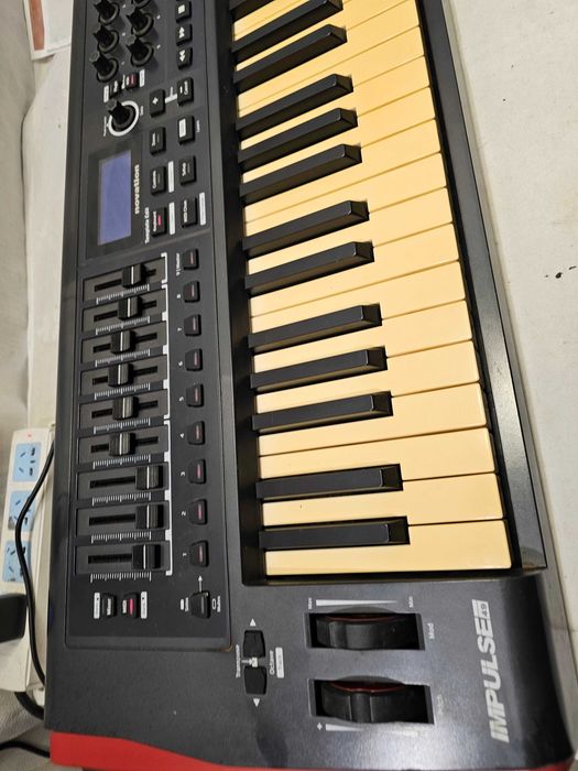 Clapier / Tastatură MIDI Controller Novation Impulse 49 - Se vinde ca defect (display nefuncțional)