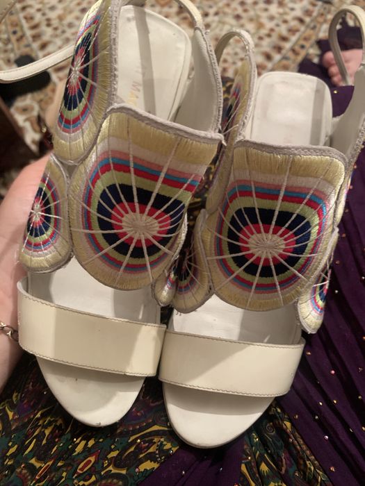 Vand  sau schimb sandale  500 de lai