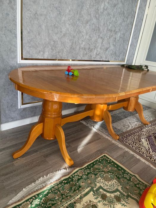 Стол гостиной