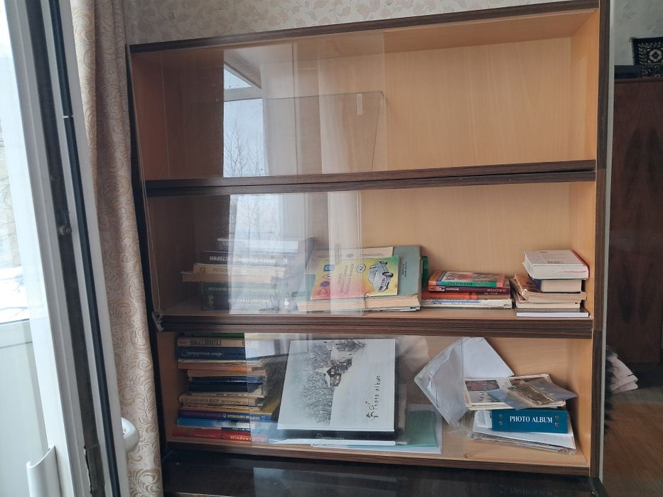 Полки настенные  со стеклами.