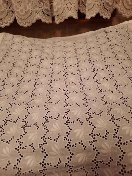 Fata de perna alba din bumbac cu broderie sparta.