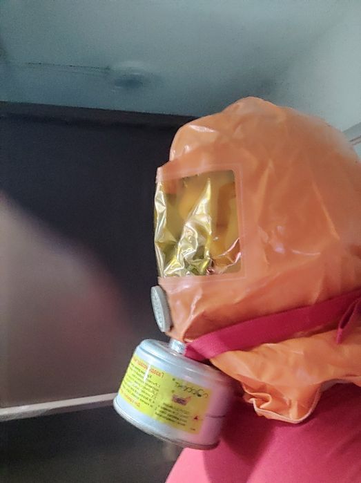 Противогаз , современный и старого образца новые