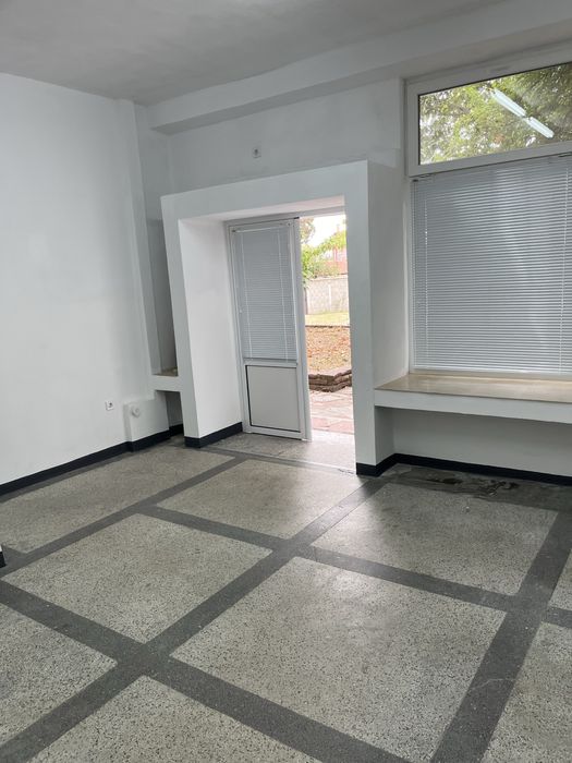 Дава се под наем Офис в Карлово - 40 кв.м за 204 € - Снимка #4