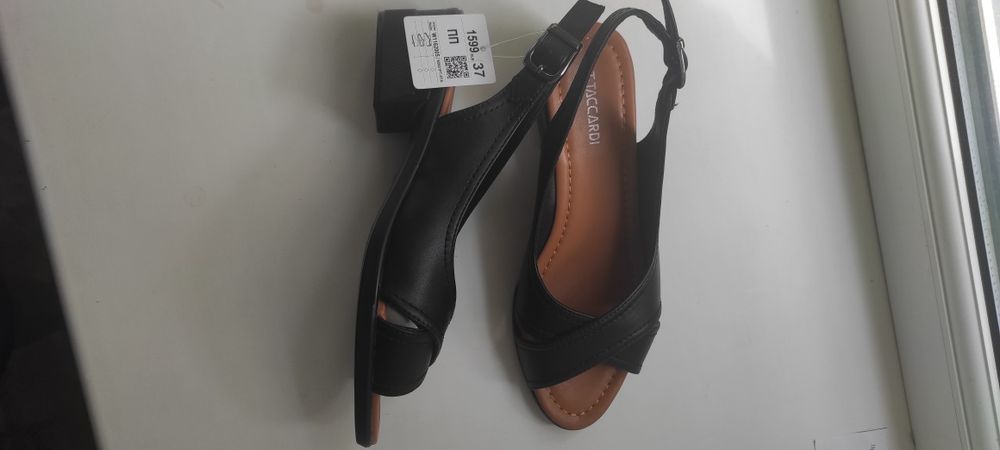 Продам новые босоножки .