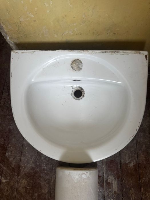 Раковина на ножке