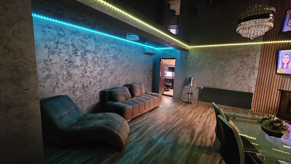 Vânzare 2 case complet utilate Moderne cu panouri solare si 3 AC Valu