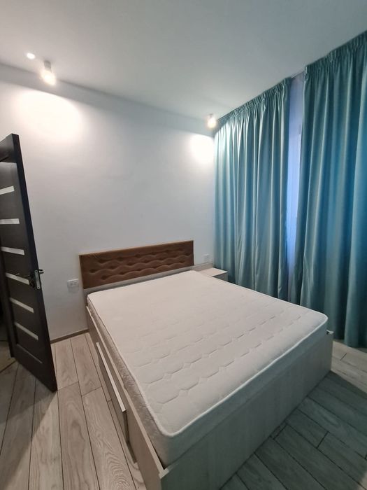 Închiriez apartament cu trei camere în bloc nou mobilat si utilat