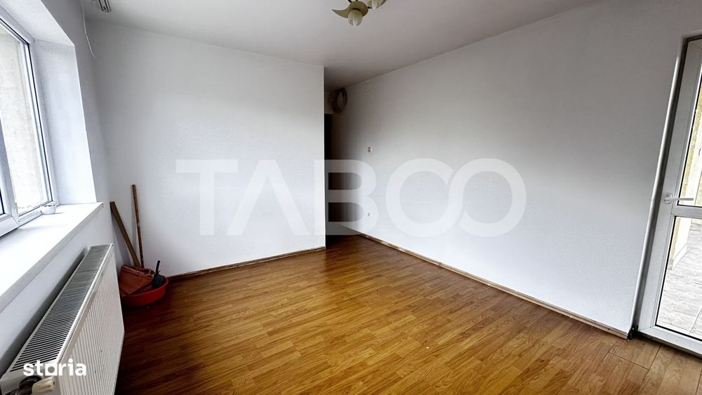 Apartament de vanzare 3 camere nemobilate cu balcon zona Trei Stejari
