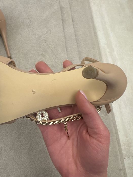 Сандали на ток Guess
