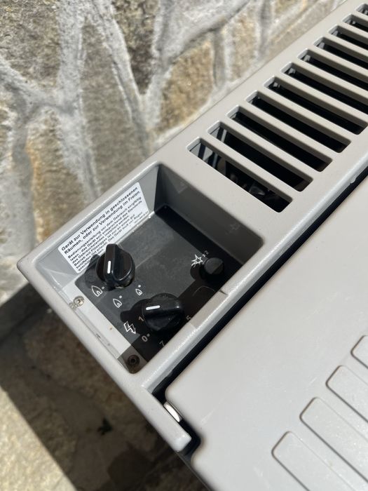 Хладилник Dometic на 12v , 220 и газ .