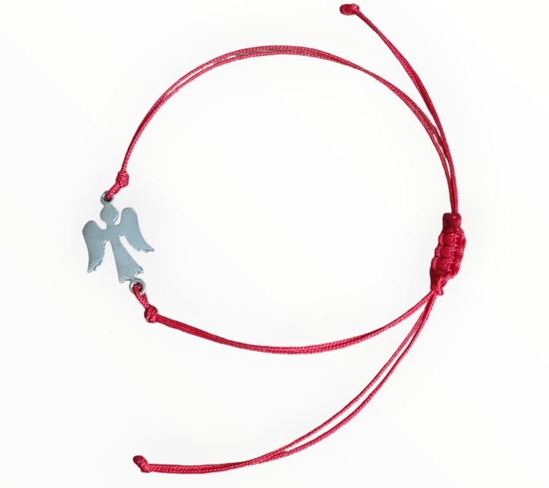 Червен конец със сребърни фигурки