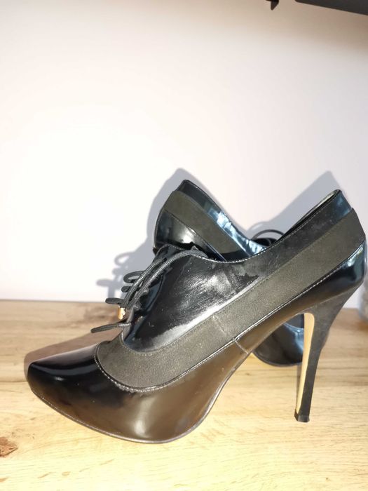 Висок стил Черен велур и лак DUNE UKпроизход