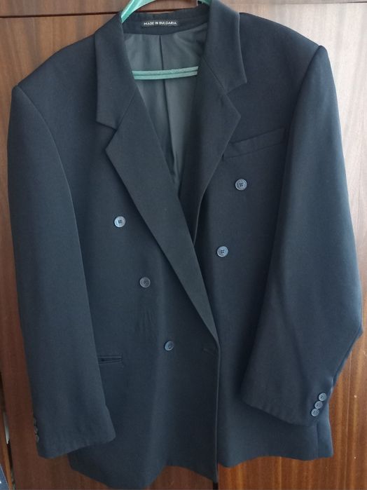 Продавам мъжки костюм