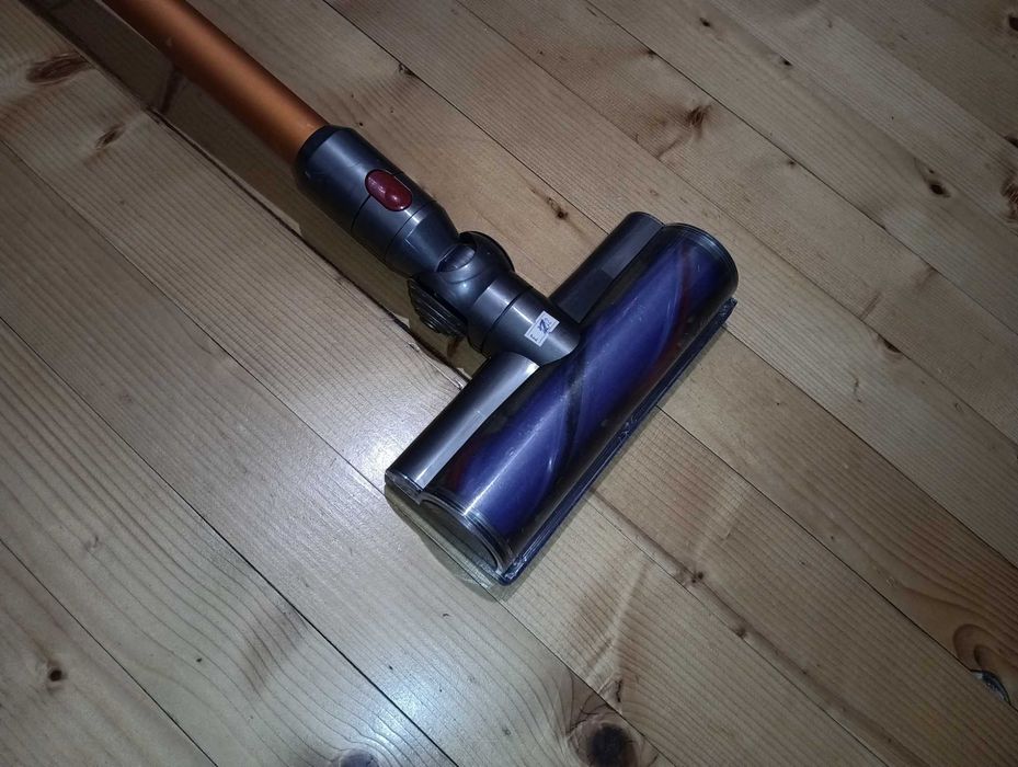Отлична безжична Dyson V8 прахосмукачка с нова батерия и аксесоари
