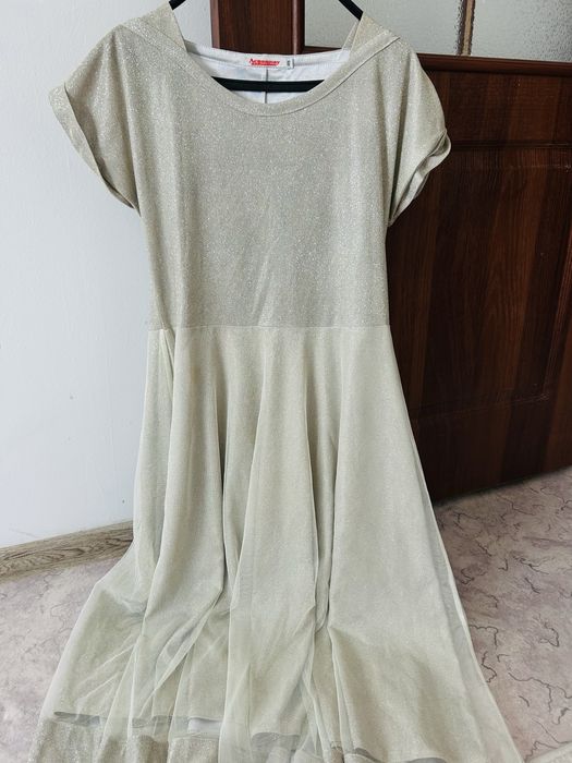 Киімдер сатылады