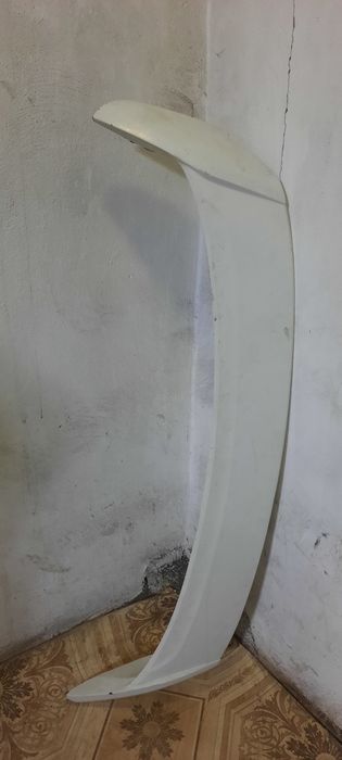 Универсальный спойлер подходит на многие авто
