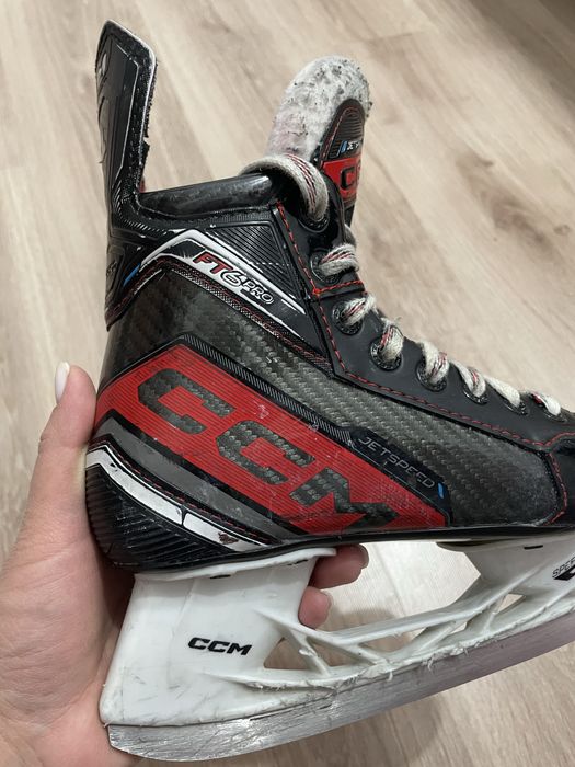 Коньки хоккейные профессиональные