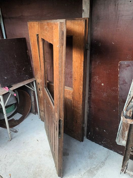 Масивни врати от дъб.