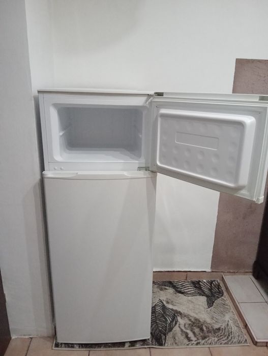 Vând frigider cu congelator stare excelenta !