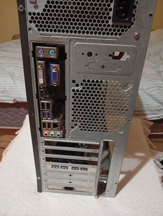 продавам компютър 4ядрен с windos 10