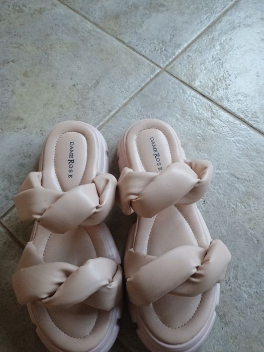 Продавам дамски чехли