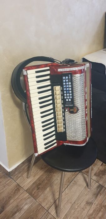Vând sau schimb acordeon cu sistem midi