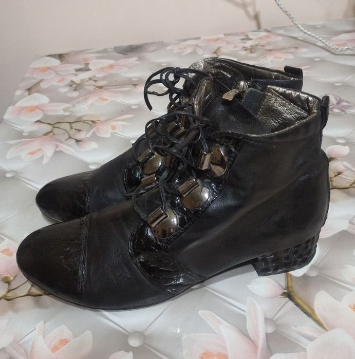 Полу сапожки чёрные, кожаные, фирменные, 40размер,100000сум.,б/у.