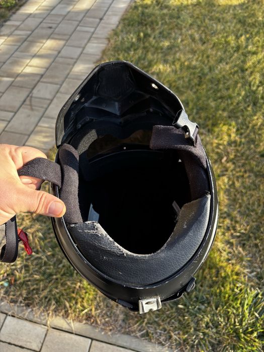 Vand casca si skiuri