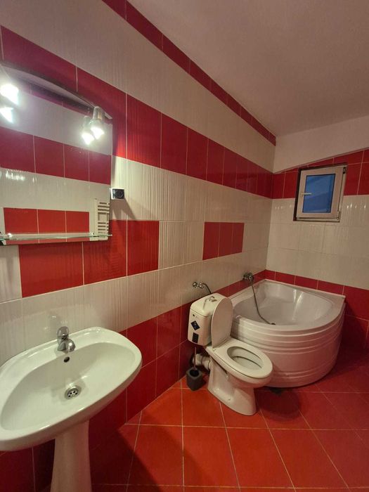 Inchiriez apartament cu 3 camere, bloc nou, zona centrala + loc de parcare