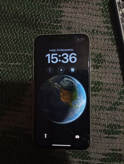 Vând iPhone XR  ( Preț negociabil sau schimb cu controller de PS4)