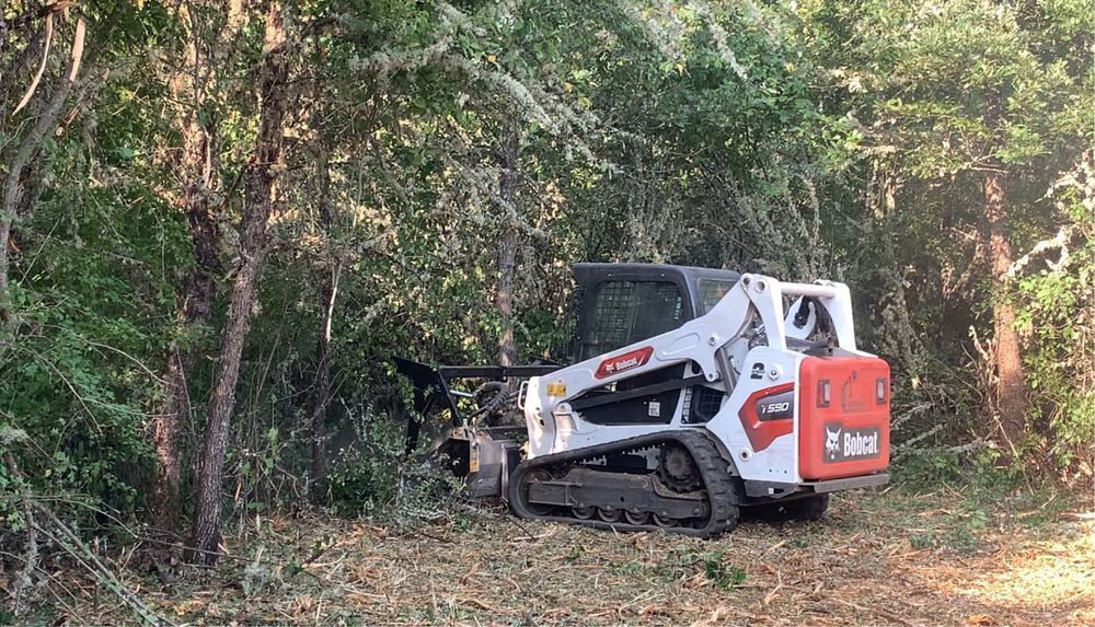 Почистване на дворове и терени с горски мулчер