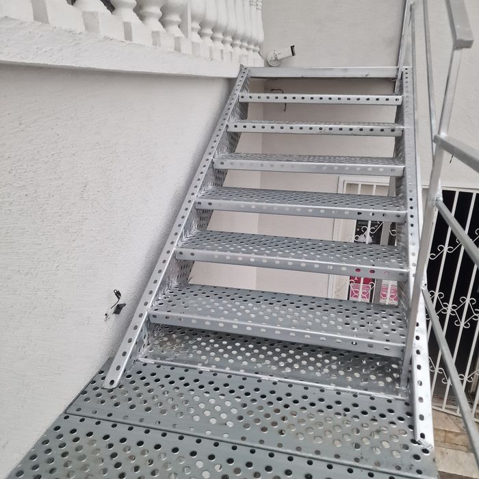 Scari metalice galvanizate